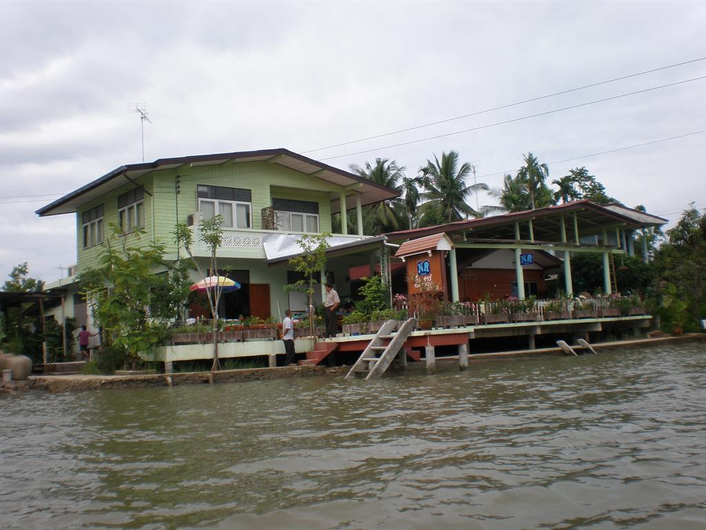 Nr Homestay Amphawa Eksteriør bilde