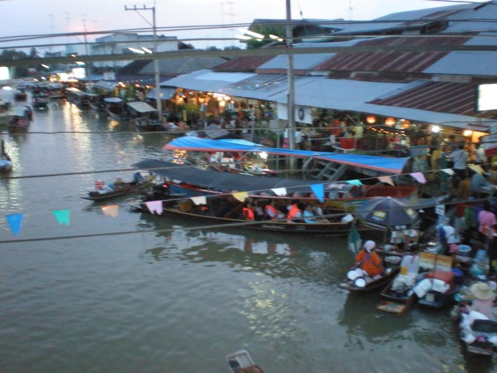 Nr Homestay Amphawa Eksteriør bilde
